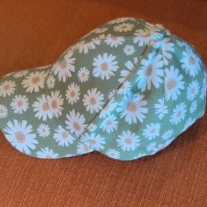 Woman's Green And White Daisy Print Hat
